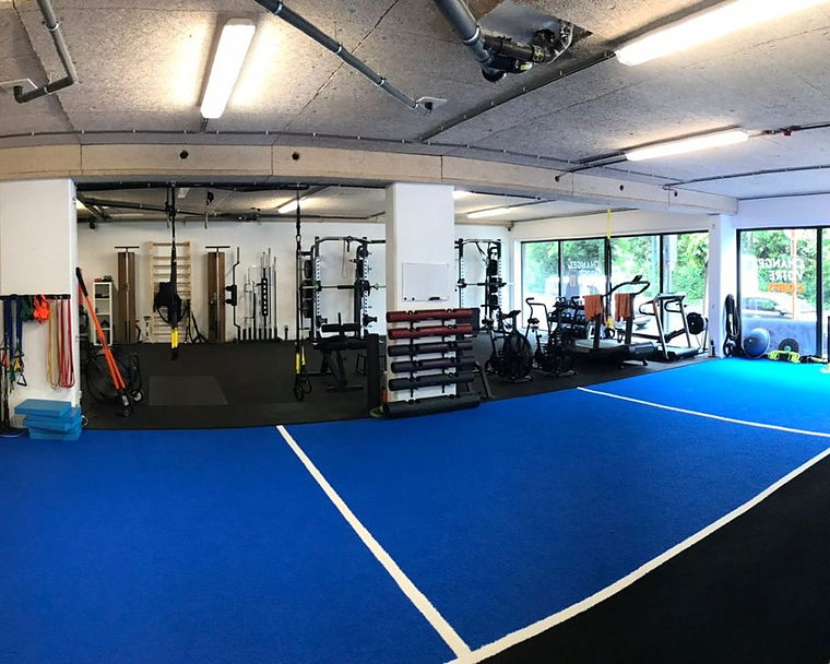 La salle Body Life Changing à Uccle : espace d’entraînement, racks et baies vitrées